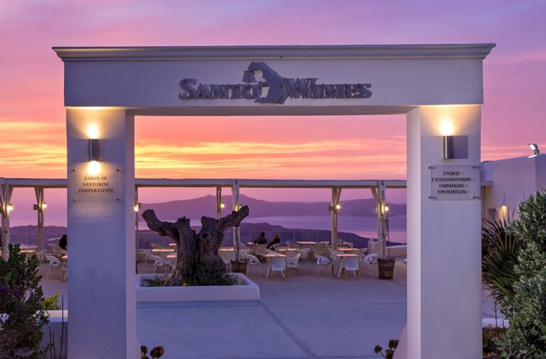 Σαντορίνη – Santo Wines: Αποκαλυπτήρια γλυπτού με τη σφραγίδα του Νίκου Κατρή