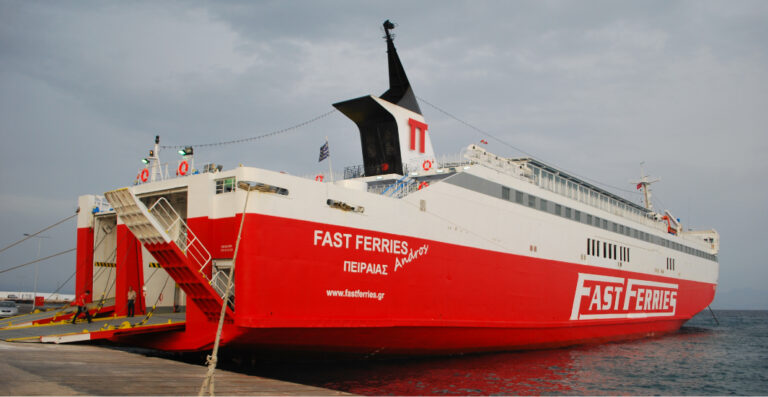 Κυκλάδες: Τι θέλει το “Fast Ferries Andros” στη θέση του “Blue Star Paros”;