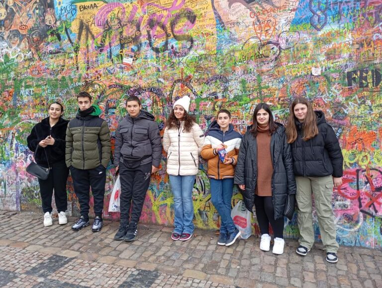 Σκαδό – Γυμνάσιο: Το ταξίδι στη Πράγα και οι βαλίτσες γεμάτες εμπειρίες (video)