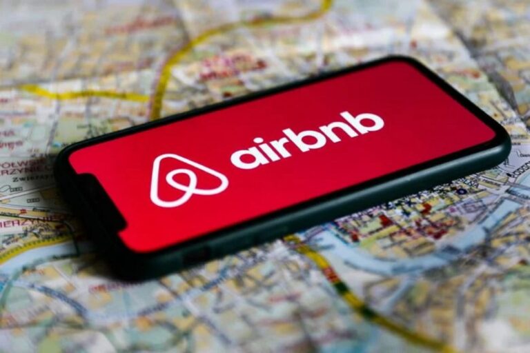 ΑΑΔΕ: Τι ισχύει με τη φορολογική μεταχείριση των εισοδημάτων από βραχυχρόνιες μισθώσεις τύπου Airbnb