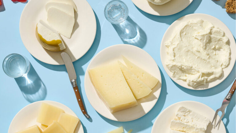 Κάνεις δίαιτα; 52 light τυριά που τρώμε κι είναι όλα ελληνικά!