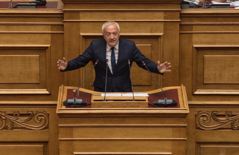 Μ. Καφούρος: “Καταστρατήγηση της αναστολής έκδοσης οικοδομικών αδειών στη Καλντέρα”