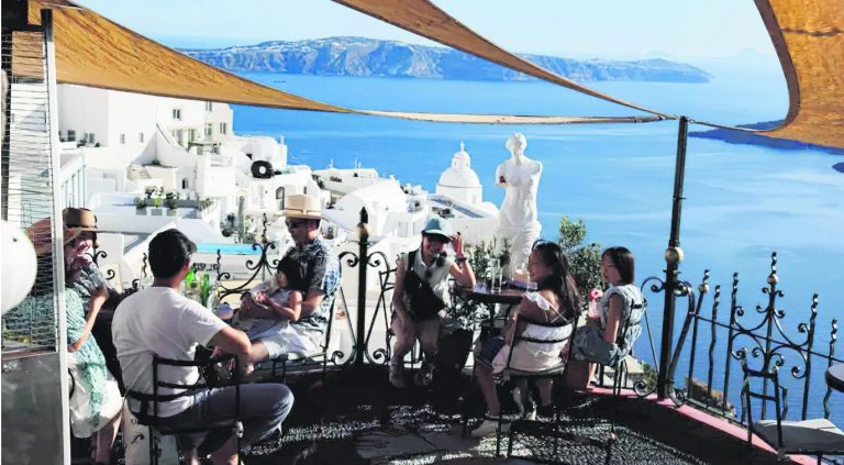 Κυκλάδες: Σε Μύκονο και Σαντορίνη “αναζητούν” τους τουρίστες που χάθηκαν